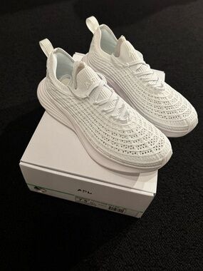 NWT APL Zipline white/white size 7.5 women’s